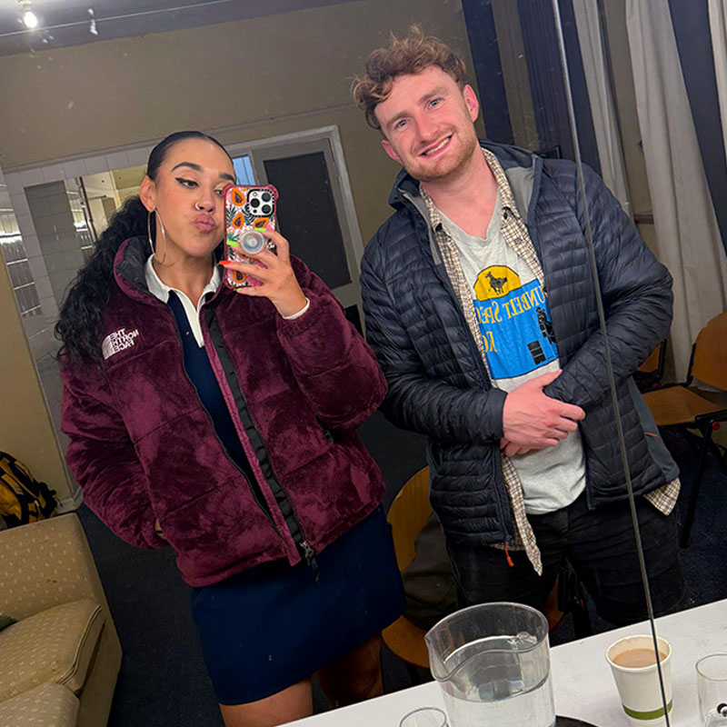 Hunlun o Mel Owen a Carywn Blayney mewn drych