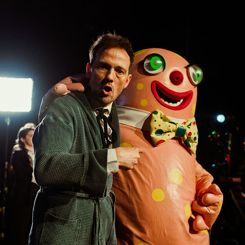 Photo of Stuart Laws pointing at Mr Bloody, who he has his arm around!